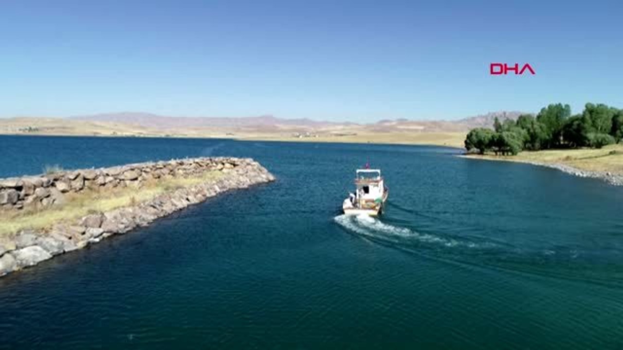 VAN Yasak kalktı, balıkçılar inci kefali için Van Gölü'ne ağlarını attı