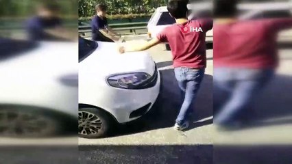 Bursa'da yolu trafiğe kapatan magandalar alkol alıp oyun oynadı