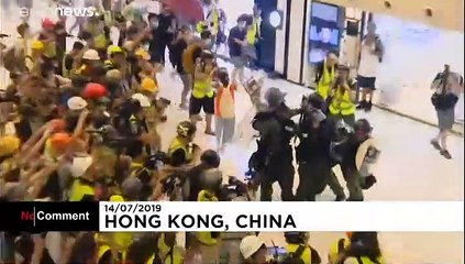 Scènes de violence dans un centre commercial de Hong Kong