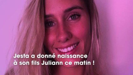 Jesta  elle pose aux côtés de son fils Juliann