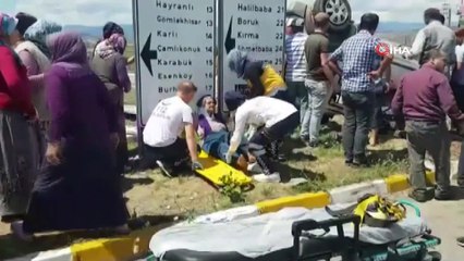 Traktör ile hafif ticari araç çarpıştı: 2'si çocuk 9 yaralı