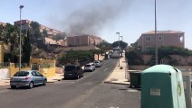 Los bomberos trabajan en sofocar un incendio en una vivienda en El Rosario