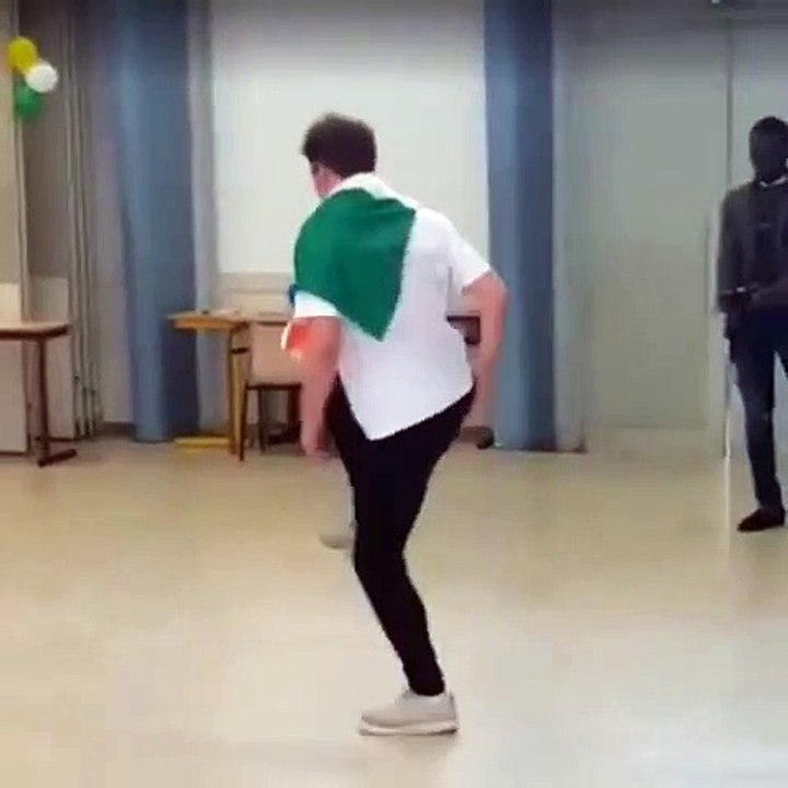 Ce touriste danse mieux le coupé décalé que beaucoup d'ivoiriens. A absolument voir !