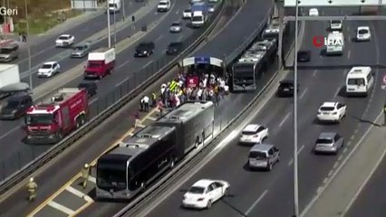 Esenyurt Saadetdere Metrobüs durağında seyir halindeki bir metrobüsün motor kısmında yangın çıktı. Yolcuların dumanların yükselmesiyle hemen indiği metrobüsteki yangına müdahale ediliyor.