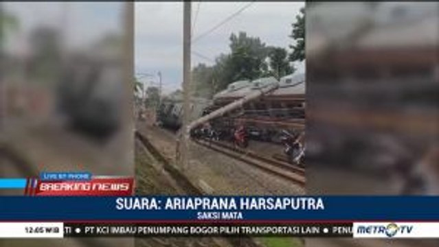 Saksi: Kereta Anjlok lalu Tertimpa Tiang Listrik
