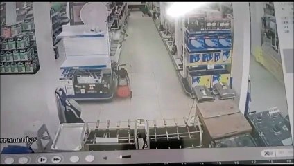 Bandidos invadem material de construção na Serra