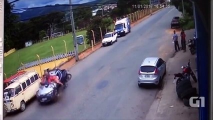Un motard se fait percuter par un pickup, décolle dans les airs comme une poupée de chiffon !