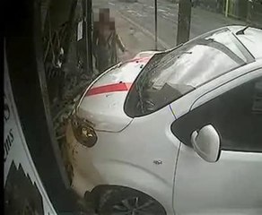 CCTV footage shows attempted ram raid on Sheffield jewellers