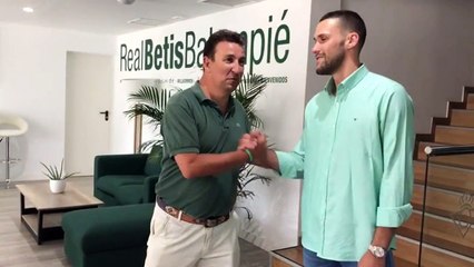Alfonso Pedraza Posa como Nuevo Jugador del Real Betis