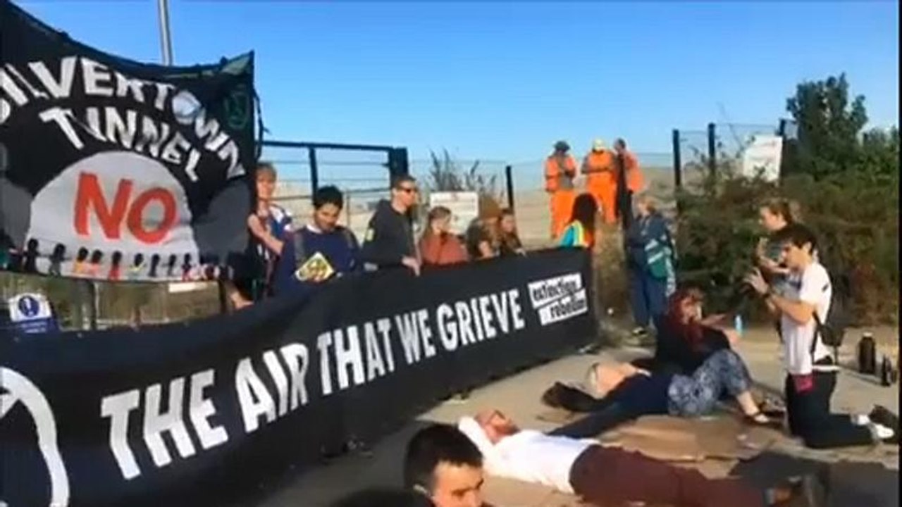 Extinction Rebellion blockiert Beton-Fabrik