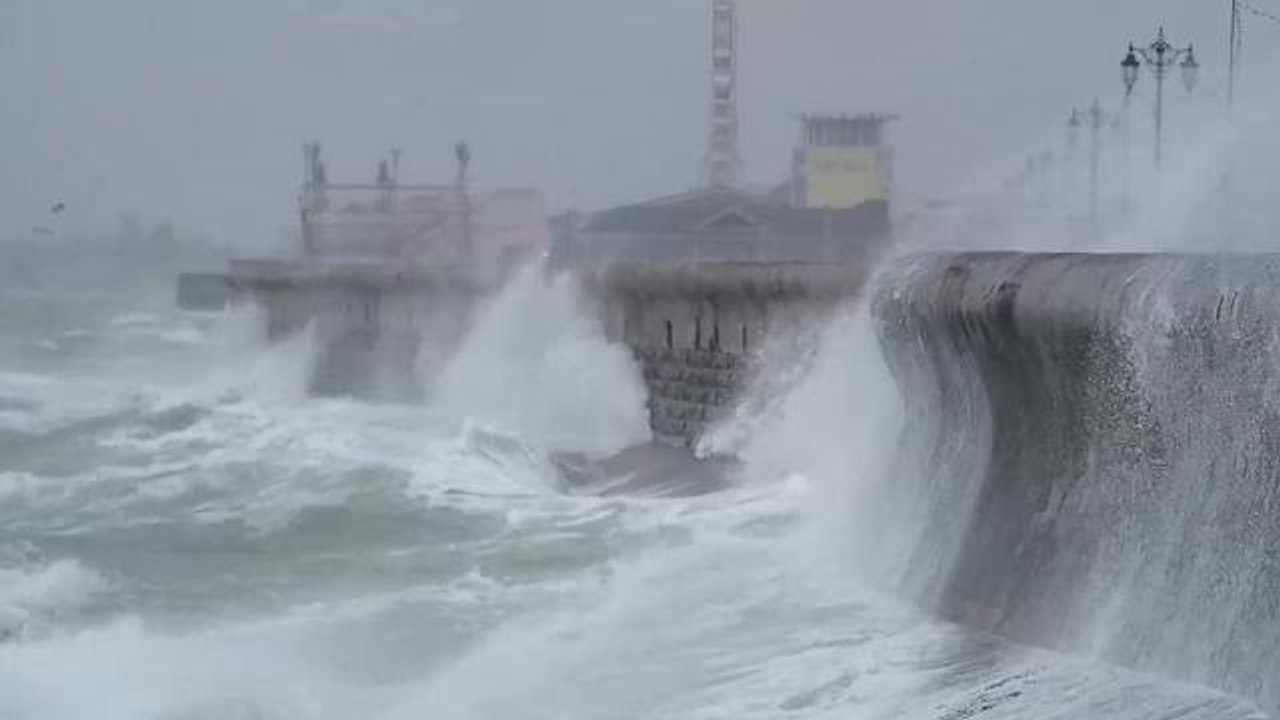 Strong winds batter Portsmouth