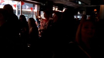 Sunderland fans in pub celebrate first goal
