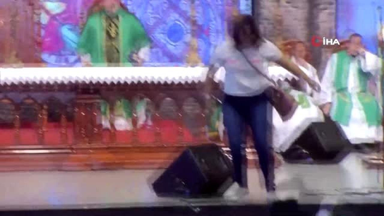 - "Şişman kadınlar cennete giremez" diyen papazı sahneden attı