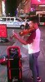 Un groupe d'amis dansent sur les rythmes d'une musique jouée par un jeune homme dans la rue