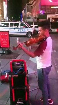 Un groupe d'amis dansent sur les rythmes d'une musique jouée par un jeune homme dans la rue