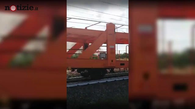 Roma, incendio in via Appia Nuova: colonna di fumo nero nel cielo | Notizie.it