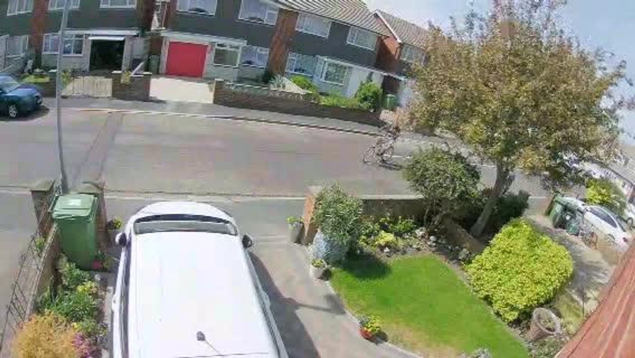 Watch thieves steal bikes off of a man's driveway - in the middle of the afternoon