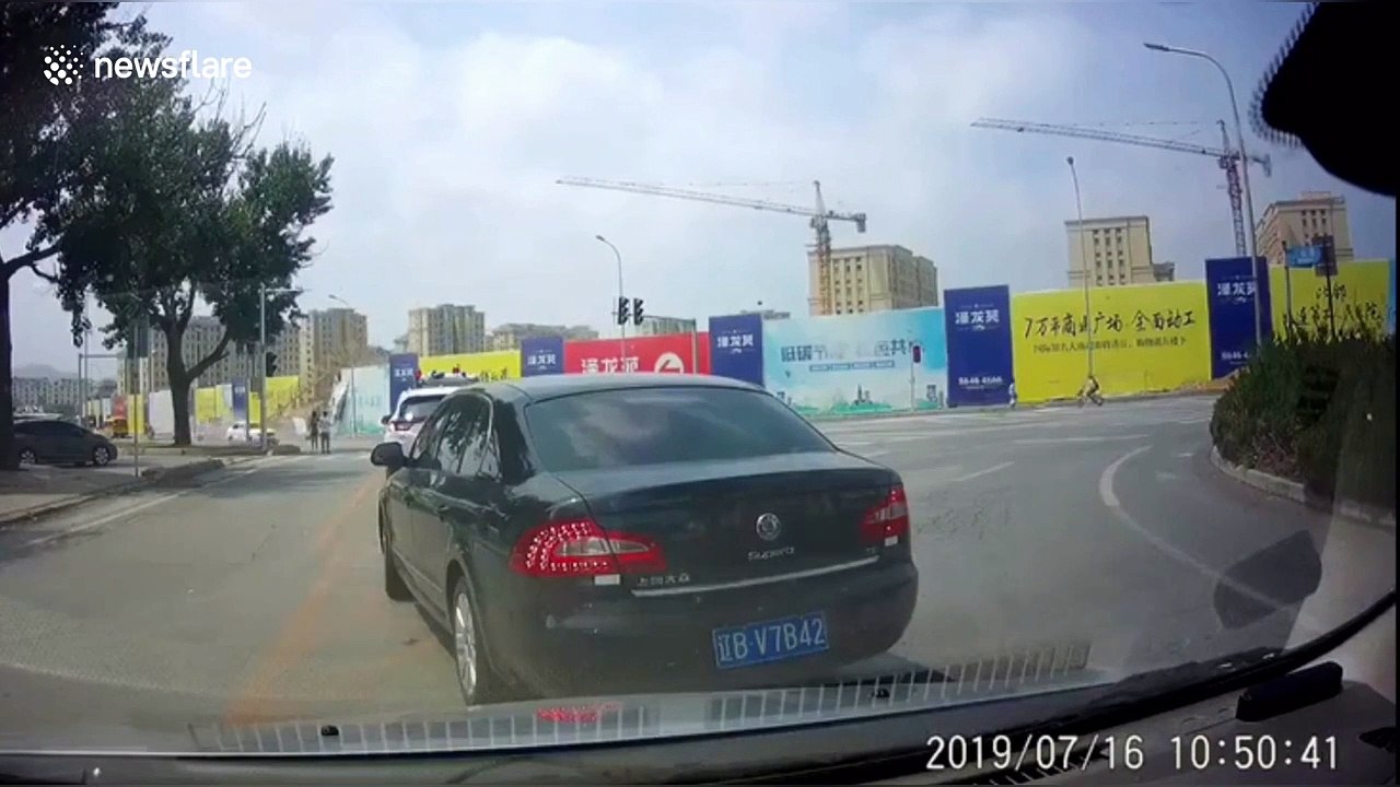 Huge tower crane suddenly collapses, killing the operator in China's Dalian