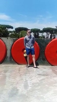 Arrosé par un roller coaster il est emporté par l'eau ! Parc d'attractions