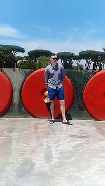 Arrosé par un roller coaster il est emporté par l'eau ! Parc d'attractions