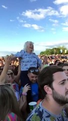Mamie de 82ans portée par la foule au festival de musique en Ecosse !