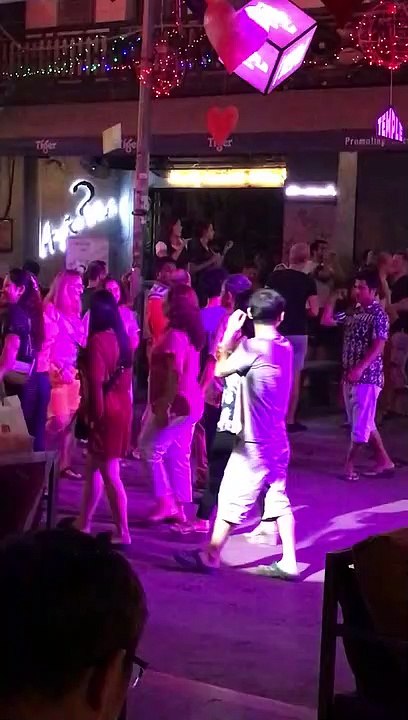 Il danse en mangeant une pizza en boite de nuit !