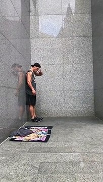 Escalade d'un mur en sautant sur les parois !