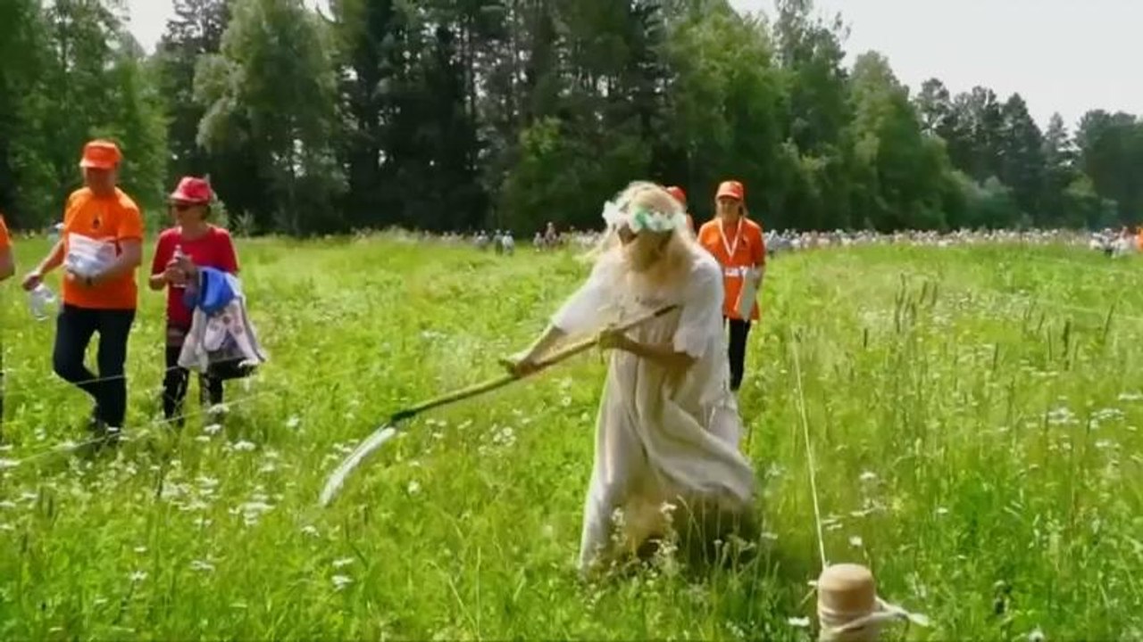 Russland: Sensenmähen um die Wette