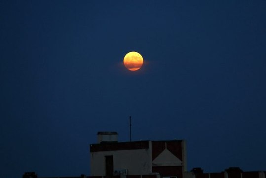 Parçalı Ay Tutulması İstanbul'dan böyle görüntülendi