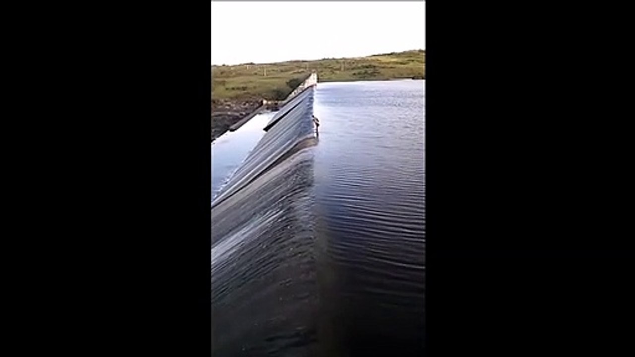 Ils font du toboggan sur un barrage... Sensations garanties