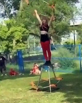 Il surgit de nulle-part pour aider une artiste en galère avec un cerceau de feu ! Enfin presque