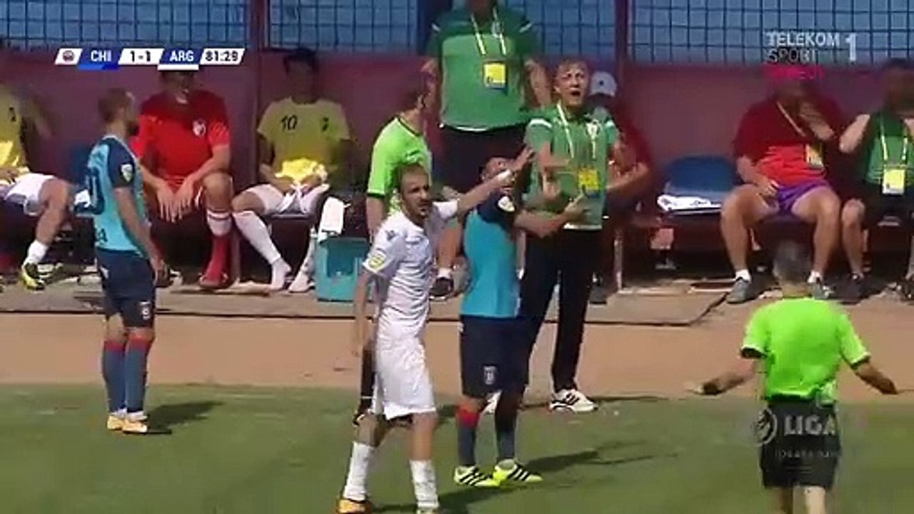 Quand l'entraineur tacle un joueur en plein match... Carton rouge