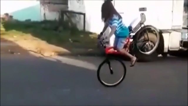 Elle se prend une gamelle énorme à vélo mais pas comme on s'y attend