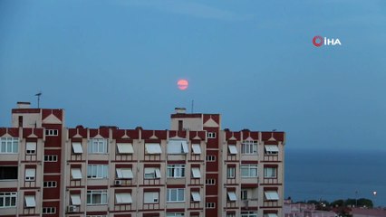 Ay, tutulma öncesi kızıla büründü