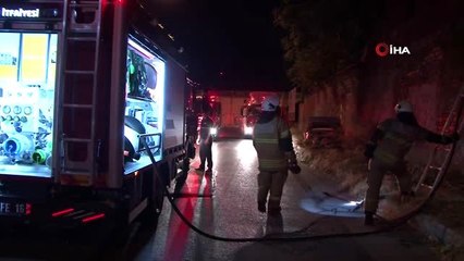 İzmir'de tarihi fabrika binasında yangın çıktı