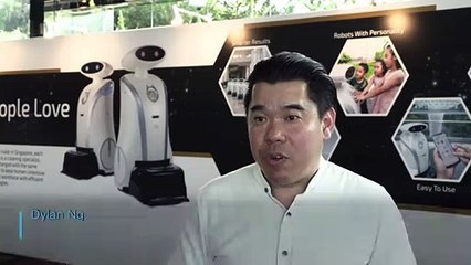 Simpáticos robots limpian y cantan rap en Singapur