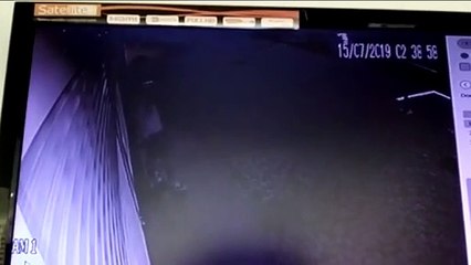 Download Video: Homem furta câmera de monitoramento e imagens flagram a ação