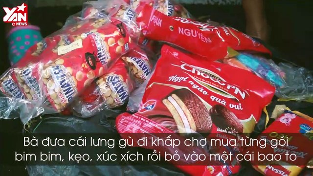 Bà cụ lưng còng ngoài 70 tuổi vẫn ngày ngày đi bán snack dạo