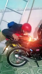 Thanh niên thử lần chơi lớn Châm lửa bình xăng mồi thuốc hút