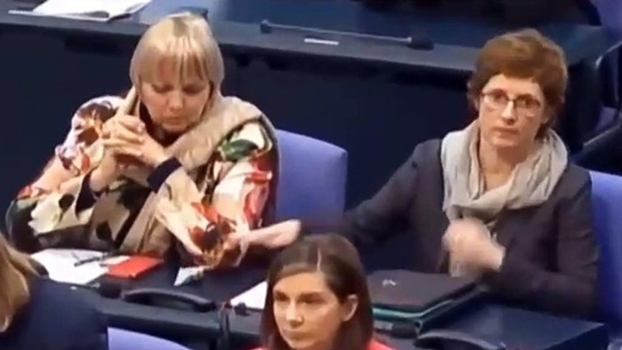 Claudia Roth (Grüne) versteckt Tütchen im Bundestag_ - Waren das Drogen oder b