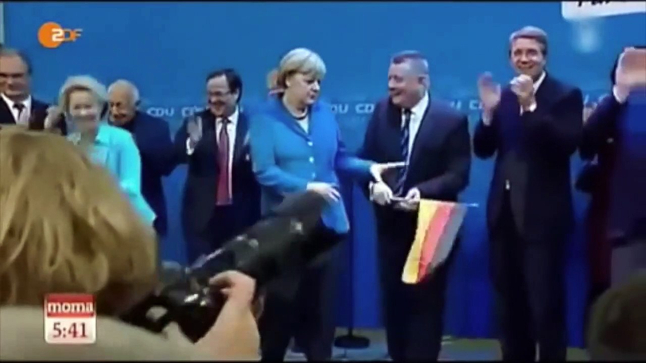 #Merkel #cdu #ExStasi #bundeskanzlerin schmeisst #Deutschlandfahne weg