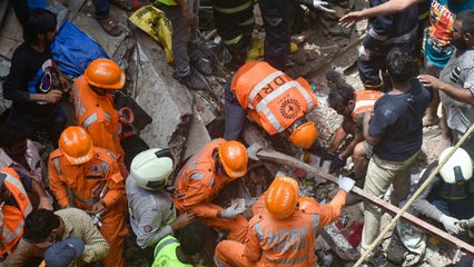 மும்பையில் இடிந்து விழுந்த 100 ஆண்டுகள் பழமையான கட்டடம்