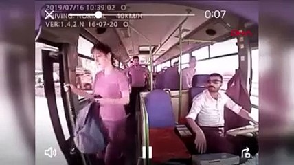 Hareket halindeki otobüsten düşen kadın hayatını kaybetti