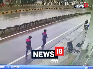 डिवाइडर से टकराने के बाद पलटी कार, रोंगटे खड़े कर देने वाला वीडियो आया सामने