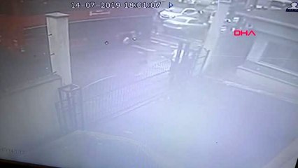 İETT ŞOFÖRÜYLE İLE 3 GENÇ ARASINDA KIRMIZI IŞIK KAVGASI