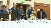 توقيع وثيقة الاتفاق السياسي بالأحرف الأولى بين المجلس العسكري وقادة الاحتجاج في السودان (ا ف ب)