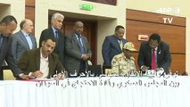 توقيع وثيقة الاتفاق السياسي بالأحرف الأولى بين المجلس العسكري وقادة الاحتجاج في السودان (ا ف ب)