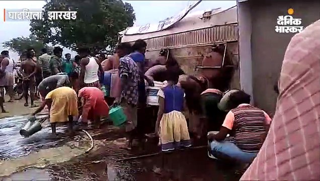 ट्रक व टैंकर में टक्कर, 12 हजार लीटर डीजल जमीन पर बहा; कुछ ग्रामीण ले गए