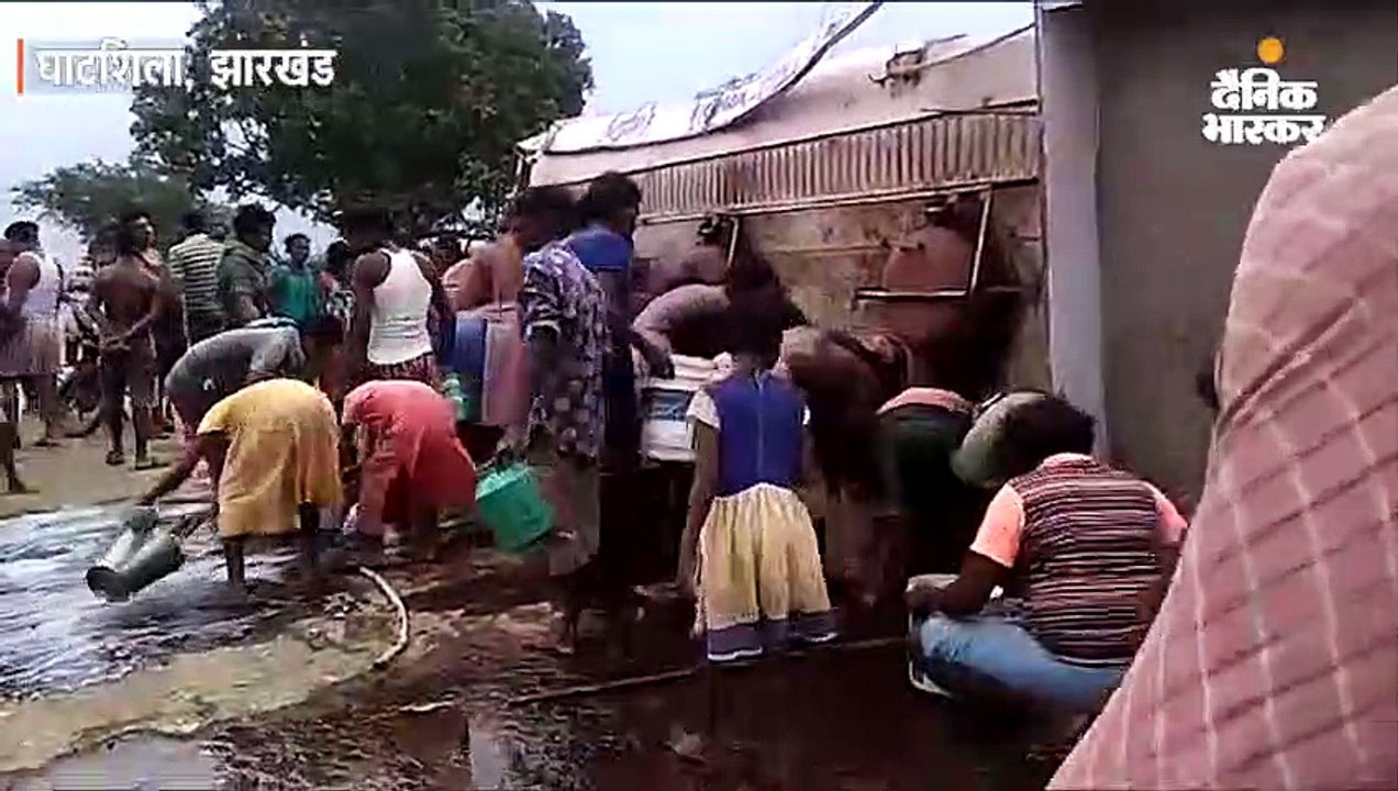 ट्रक व टैंकर में टक्कर, 12 हजार लीटर डीजल जमीन पर बहा; कुछ ग्रामीण ले गए