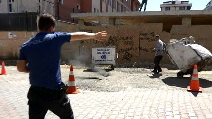 Sultangazi'de yoldaki çatlaklardan çıkan duman paniğe neden oldu